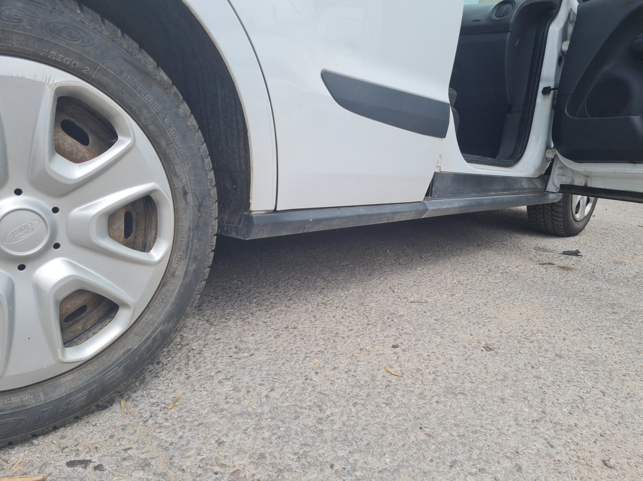 Zdjęcie progu tylnego prawego od dołu po przekątnej