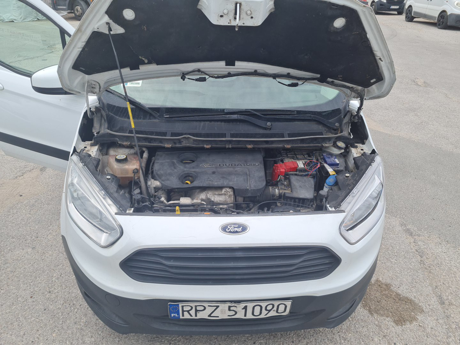 Zdjęcie wnętrza komory silnika