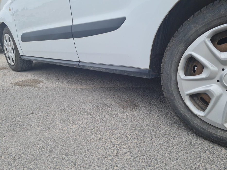 Zdjęcie progu tylnego lewego od dołu po przekątnej