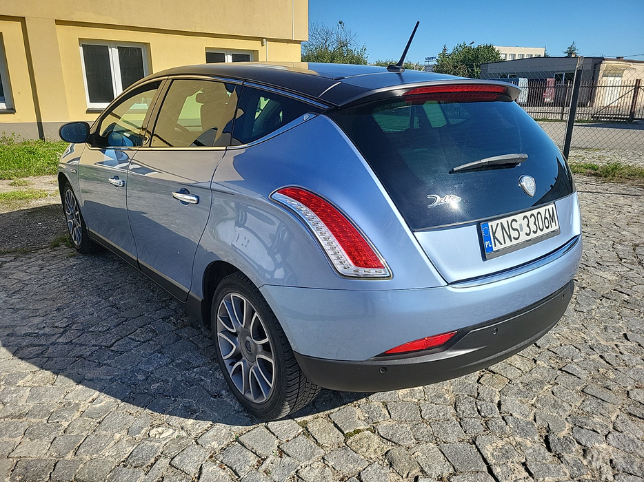 Zdjęcie po ukosie, lewy tył