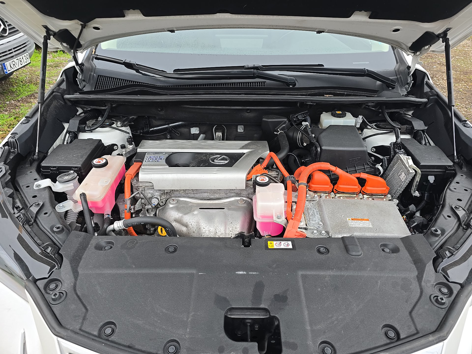 Zdjęcie wnętrza komory silnika