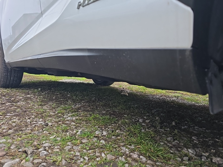 Zdjęcie progu tylnego lewego od dołu po przekątnej