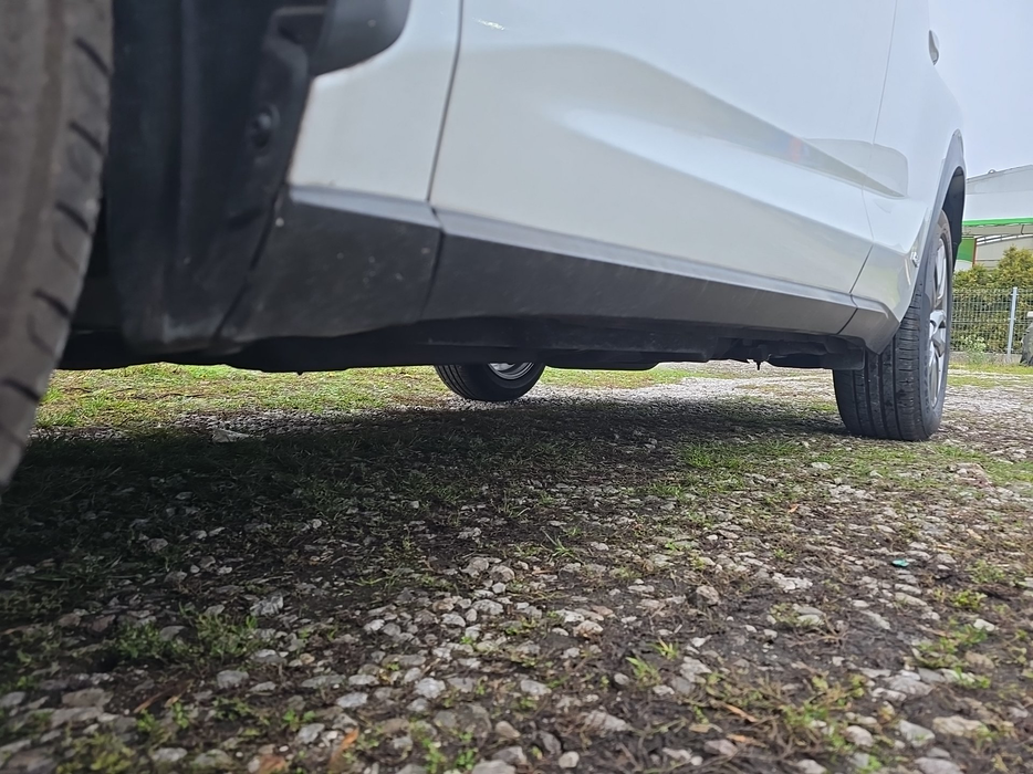 Zdjęcie progu przedniego lewego od dołu po przekątnej