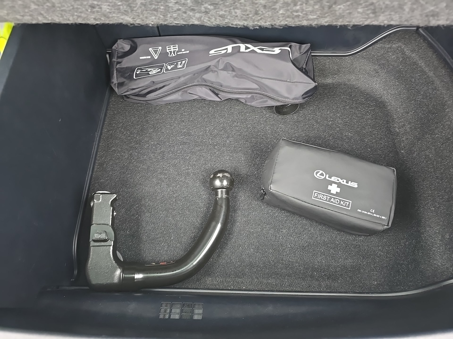 Zdjęcie przestrzeni pod wykładziną bagażnika