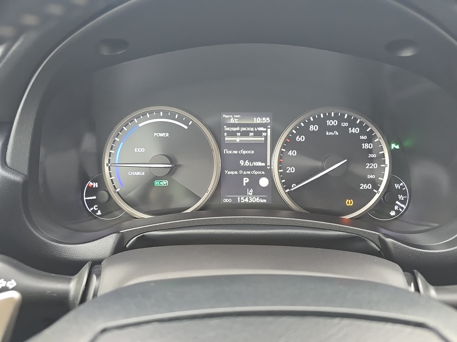 Zdjęcie zegarów i kontrolek po uruchomieniu silnika