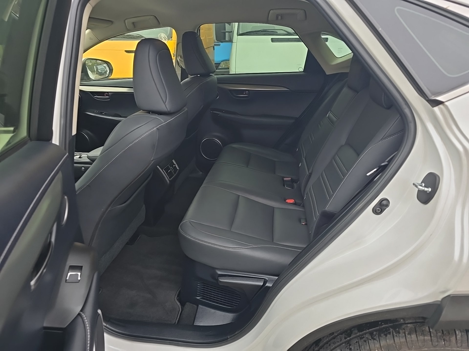 Zdjęcie wnętrza od kierowcy, tył