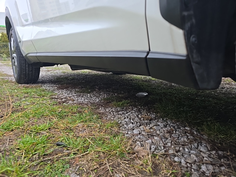 Zdjęcie progu przedniego prawego od dołu po przekątnej