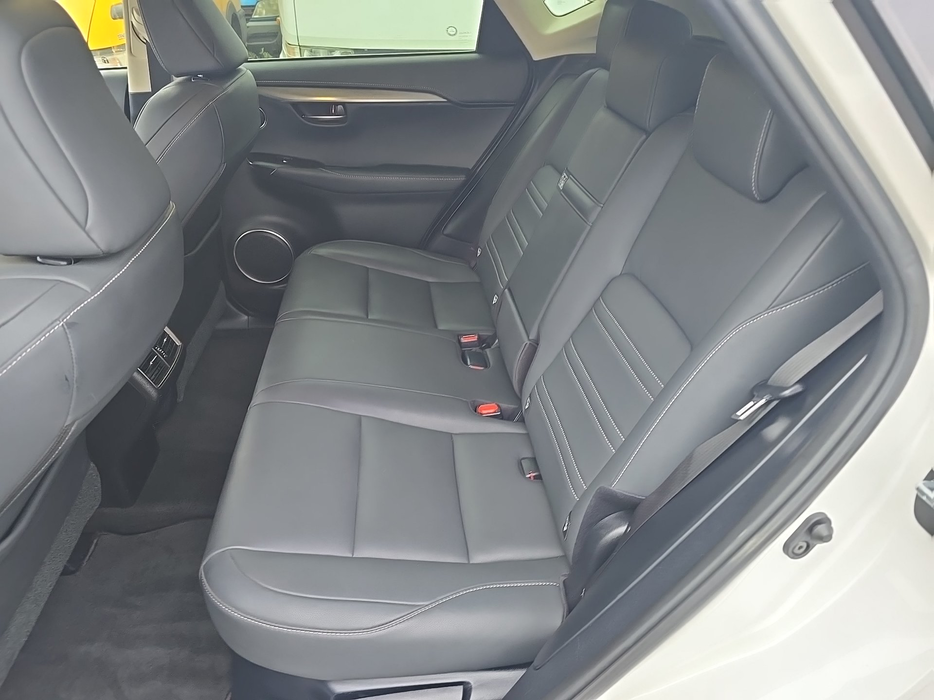 Zdjęcie kanapy tylnej z lewej strony