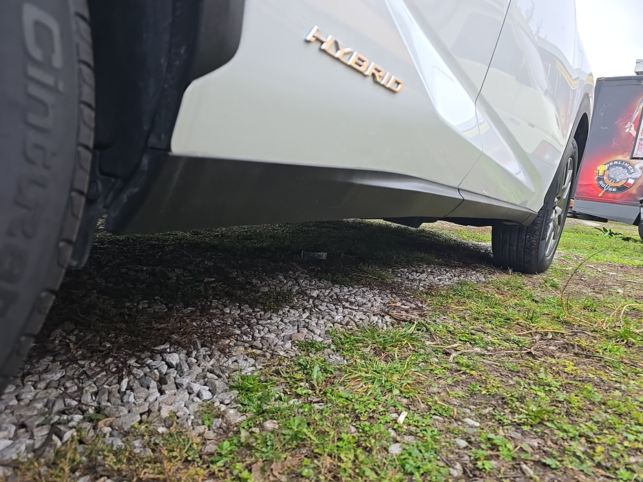 Zdjęcie progu tylnego prawego od dołu po przekątnej