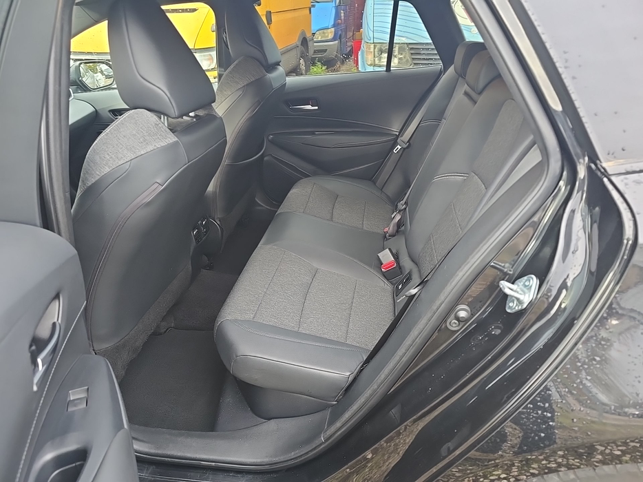 Zdjęcie wnętrza od kierowcy, tył