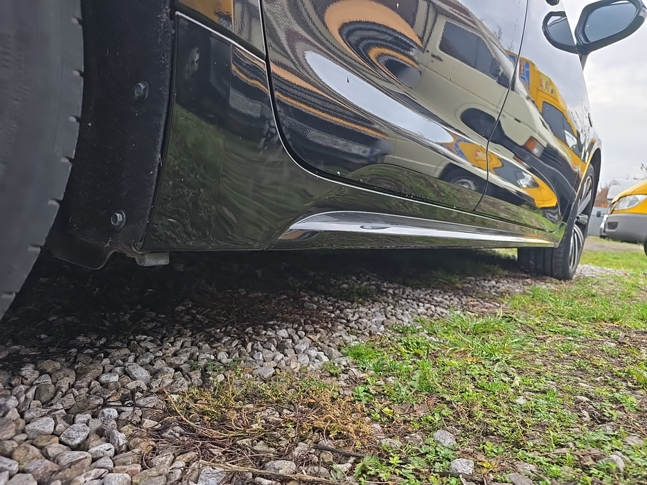 Zdjęcie progu tylnego prawego od dołu po przekątnej