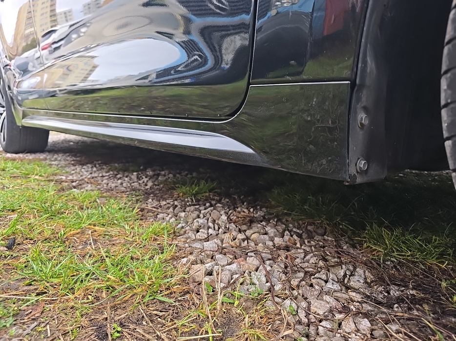 Zdjęcie progu przedniego prawego od dołu po przekątnej