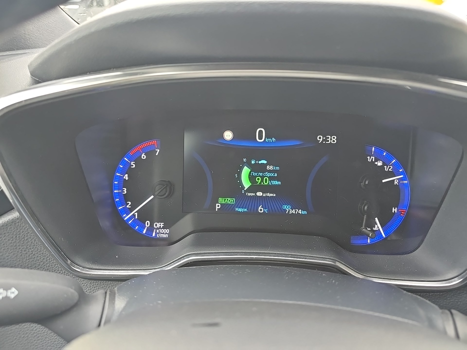 Zdjęcie zegarów i kontrolek po uruchomieniu silnika