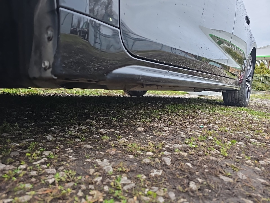 Zdjęcie progu przedniego lewego od dołu po przekątnej