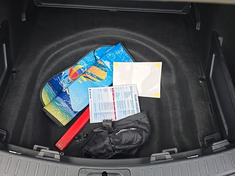 Zdjęcie przestrzeni pod wykładziną bagażnika