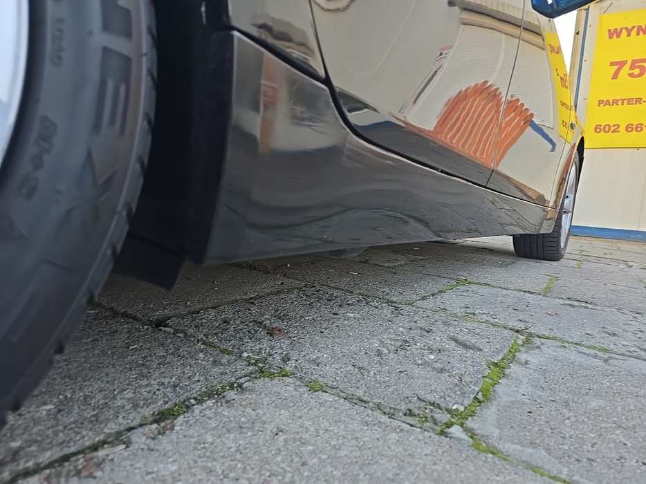 Zdjęcie progu tylnego prawego od dołu po przekątnej