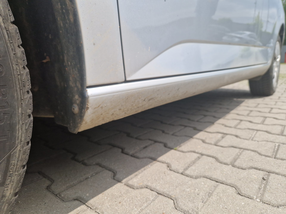 Zdjęcie progu przedniego lewego od dołu po przekątnej