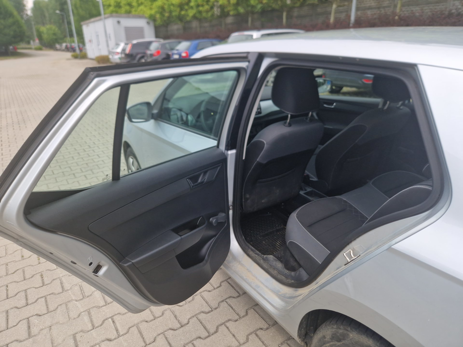 Zdjęcie wnętrza od kierowcy, tył