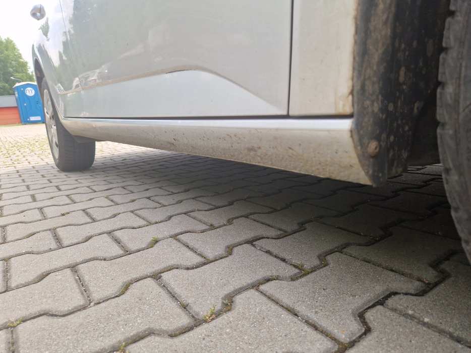 Zdjęcie progu przedniego prawego od dołu po przekątnej