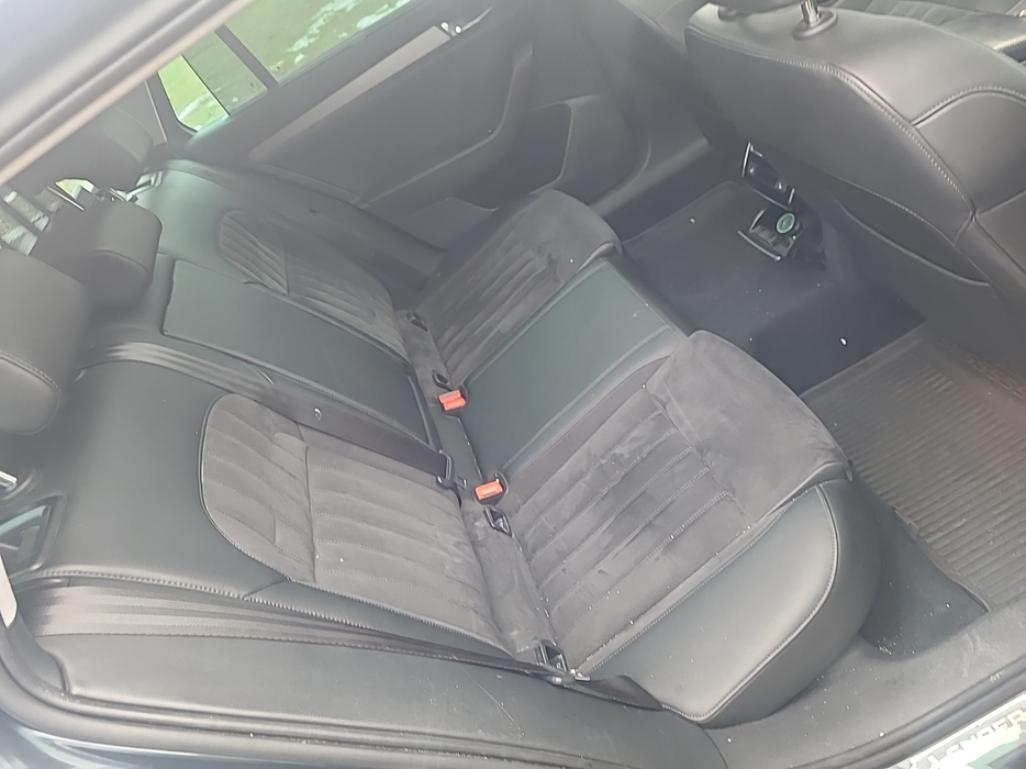 Zdjęcie kanapy tylnej z prawej strony