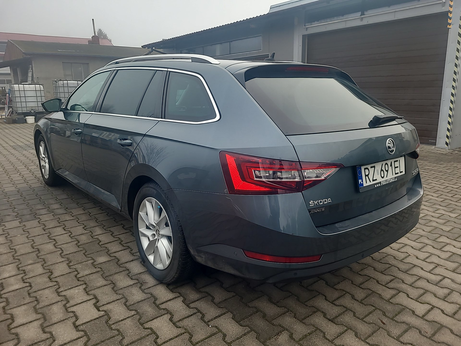 Zdjęcie po ukosie, lewy tył