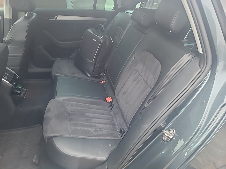 Zdjęcie kanapy tylnej z lewej strony