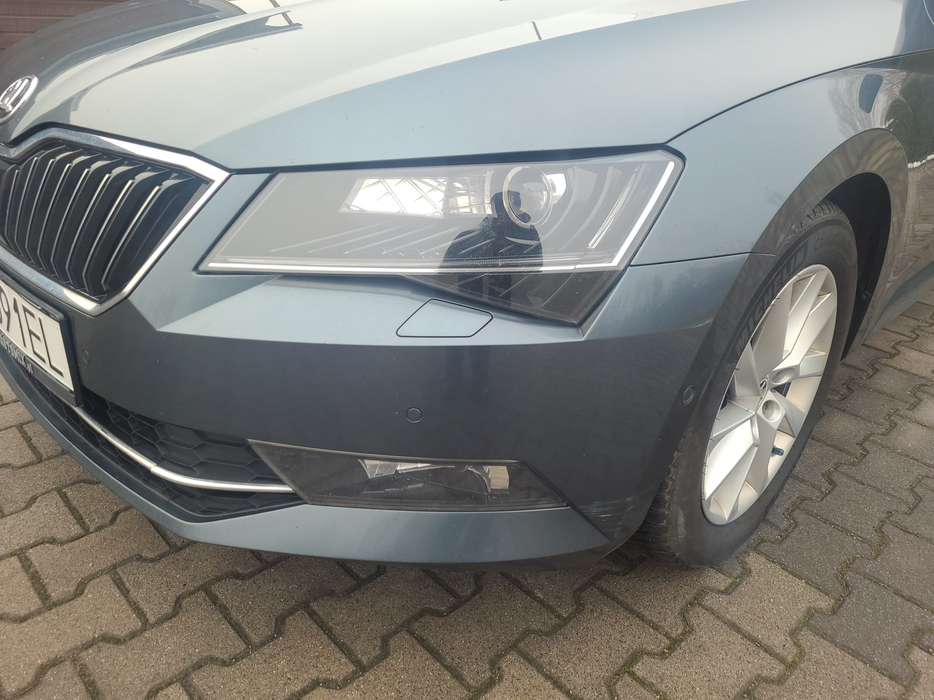 Zdjęcie oświetlenia przedniego i dolnego lewego