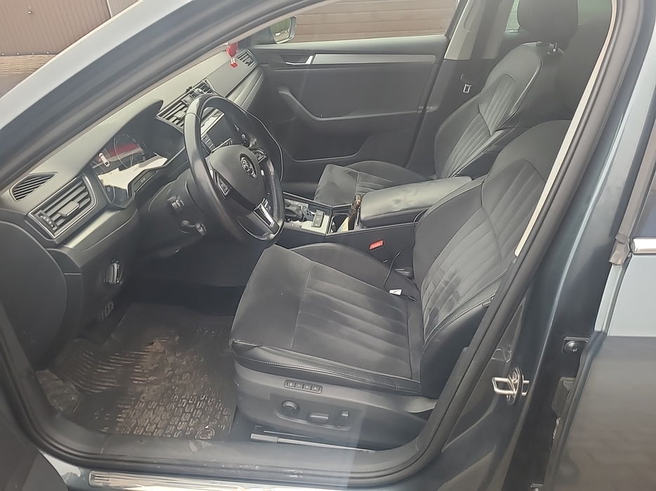 Zdjęcie wnętrza od kierowcy, przód