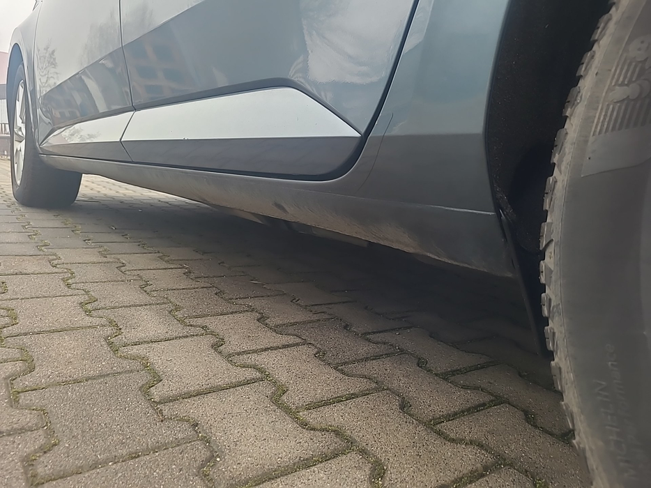 Zdjęcie progu tylnego lewego od dołu po przekątnej