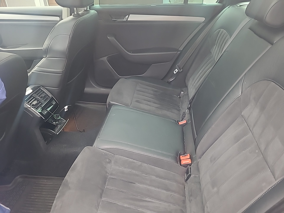 Zdjęcie wnętrza od kierowcy, tył