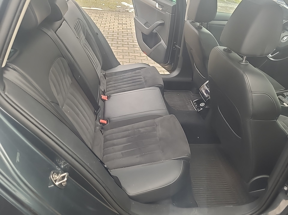 Zdjęcie wnętrza od pasażera, tył