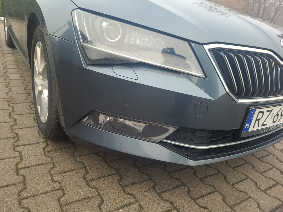 Zdjęcie oświetlenia przedniego i dolnego prawego