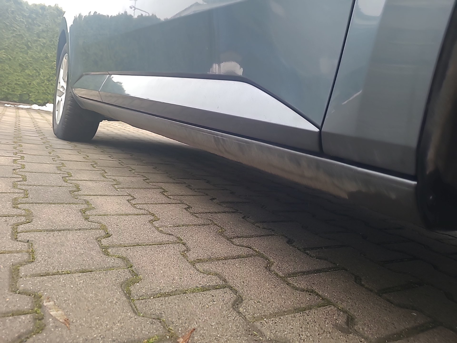 Zdjęcie progu przedniego prawego od dołu po przekątnej