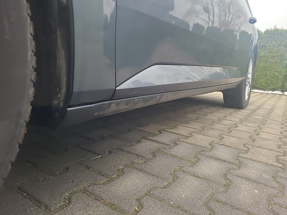 Zdjęcie progu przedniego lewego od dołu po przekątnej