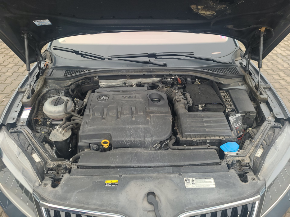 Zdjęcie wnętrza komory silnika