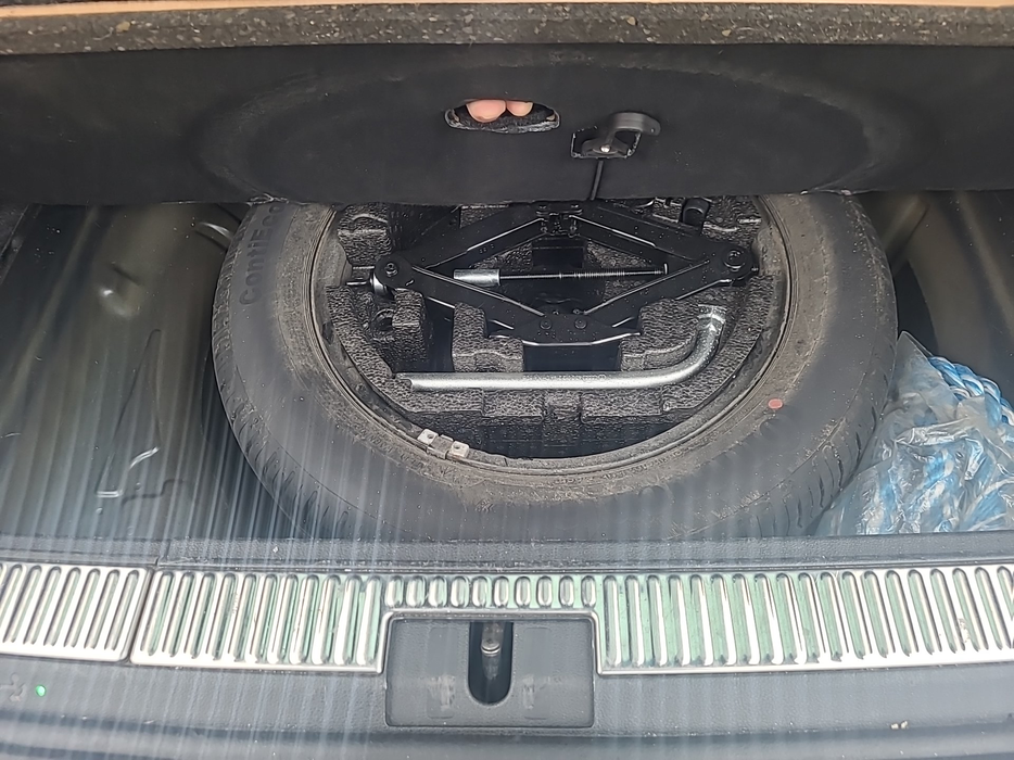 Zdjęcie przestrzeni pod wykładziną bagażnika