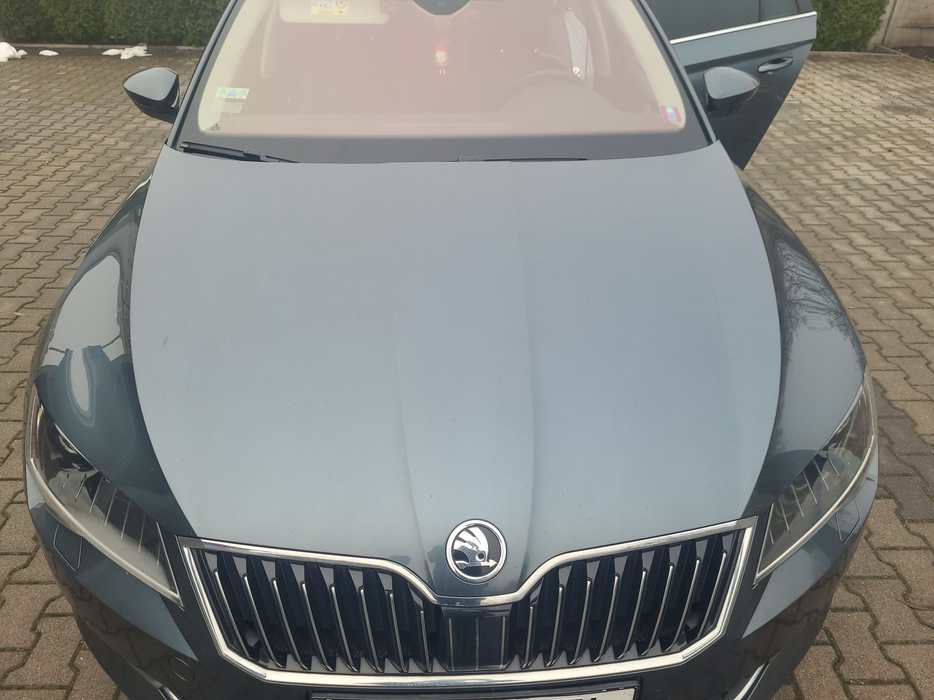 Zdjęcie pokrywy komory silnika