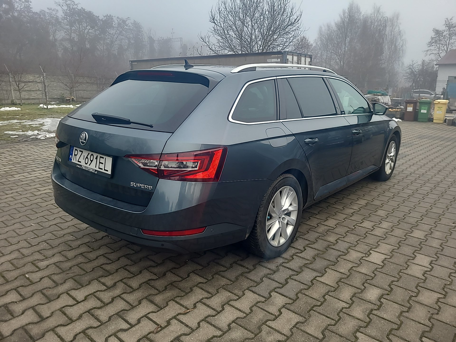 Zdjęcie po ukosie, prawy tył