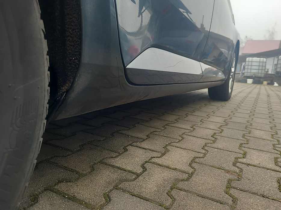 Zdjęcie progu tylnego prawego od dołu po przekątnej