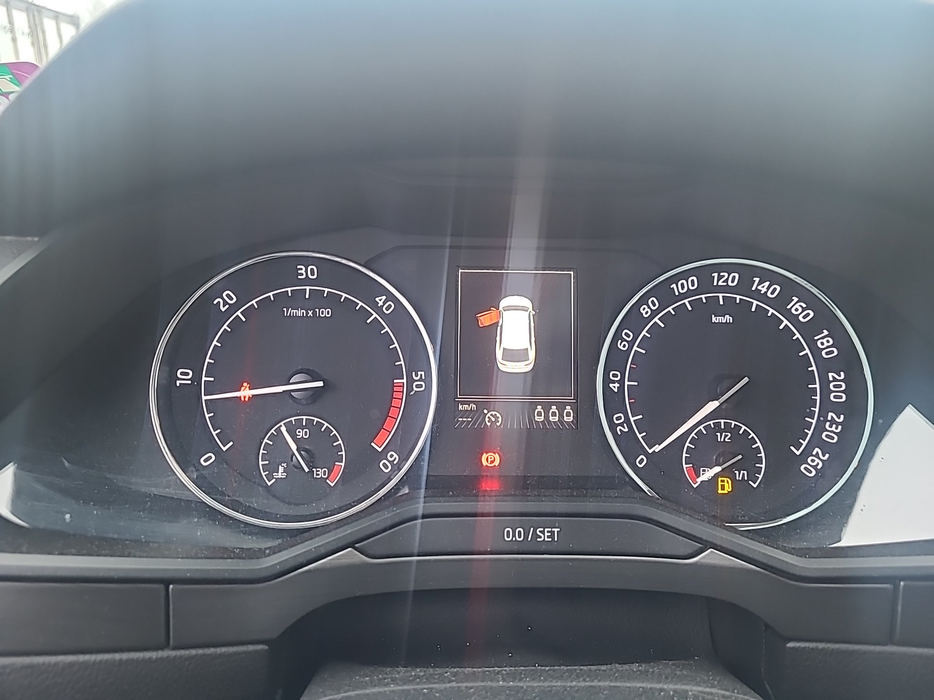 Zdjęcie zegarów i kontrolek po uruchomieniu silnika