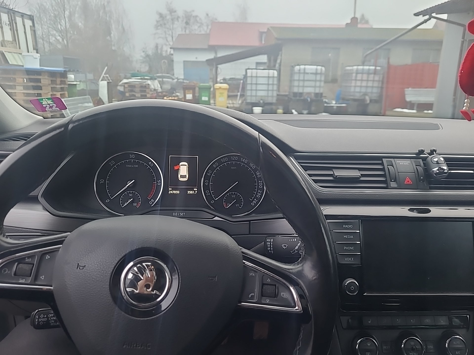 Zdjęcie kokpitu i kierownicy