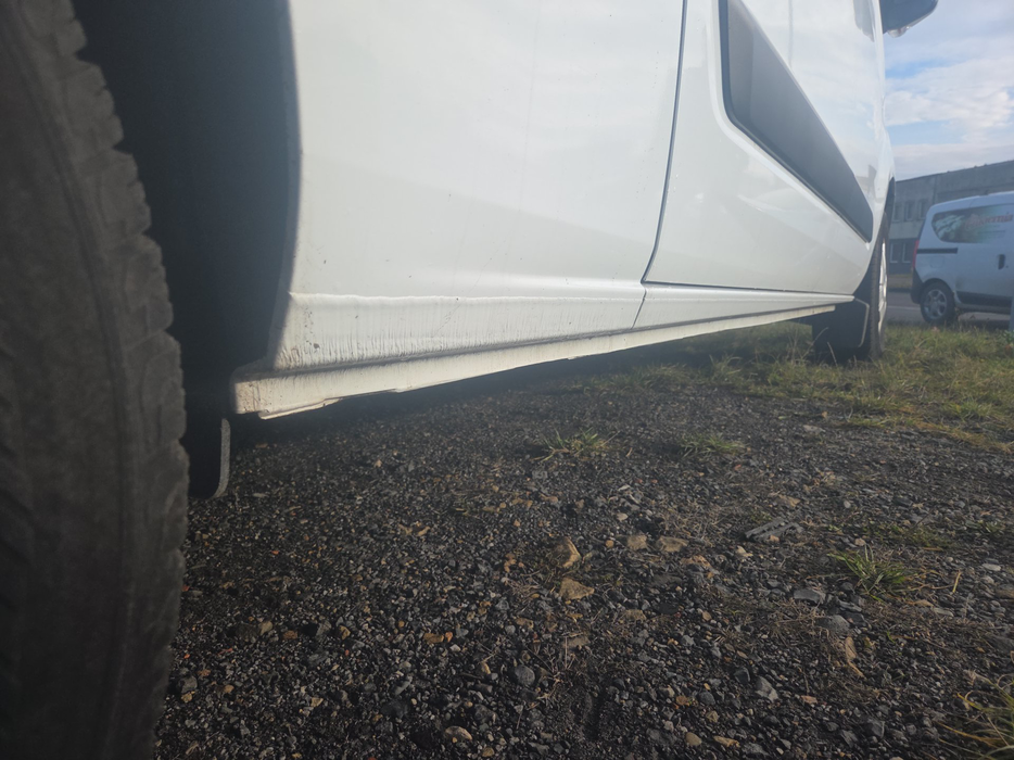 Zdjęcie progu tylnego prawego od dołu po przekątnej