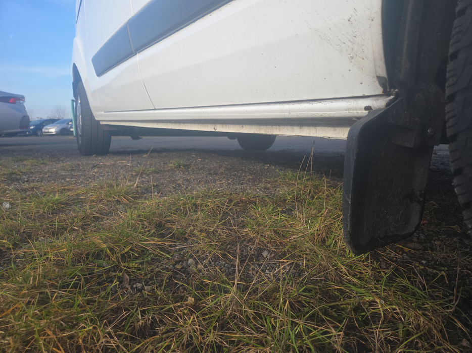 Zdjęcie progu przedniego prawego od dołu po przekątnej