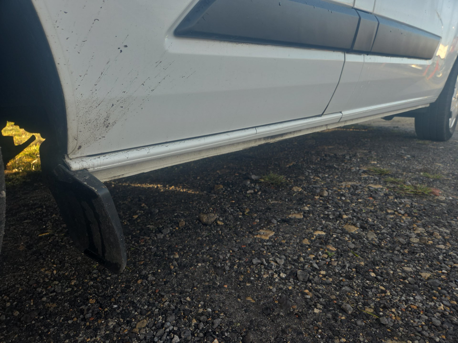 Zdjęcie progu przedniego lewego od dołu po przekątnej