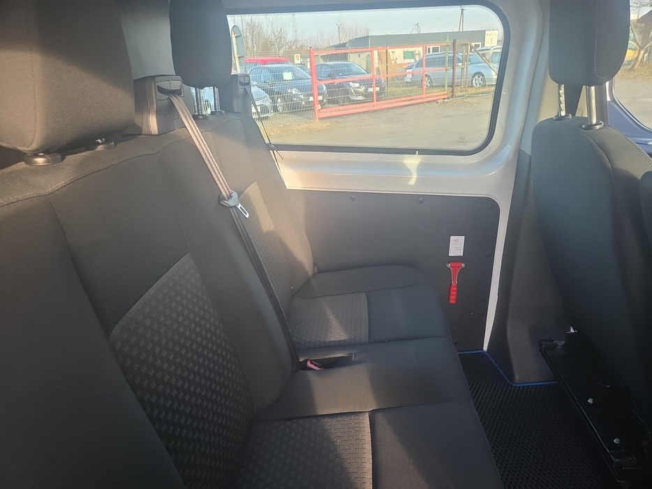 Zdjęcie kanapy tylnej z lewej strony