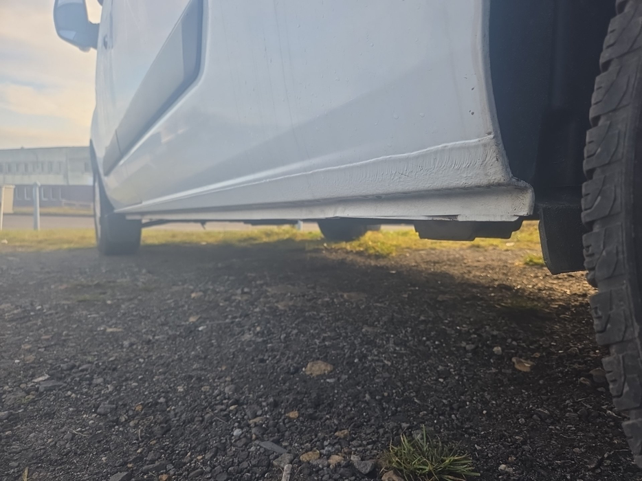 Zdjęcie progu tylnego lewego od dołu po przekątnej