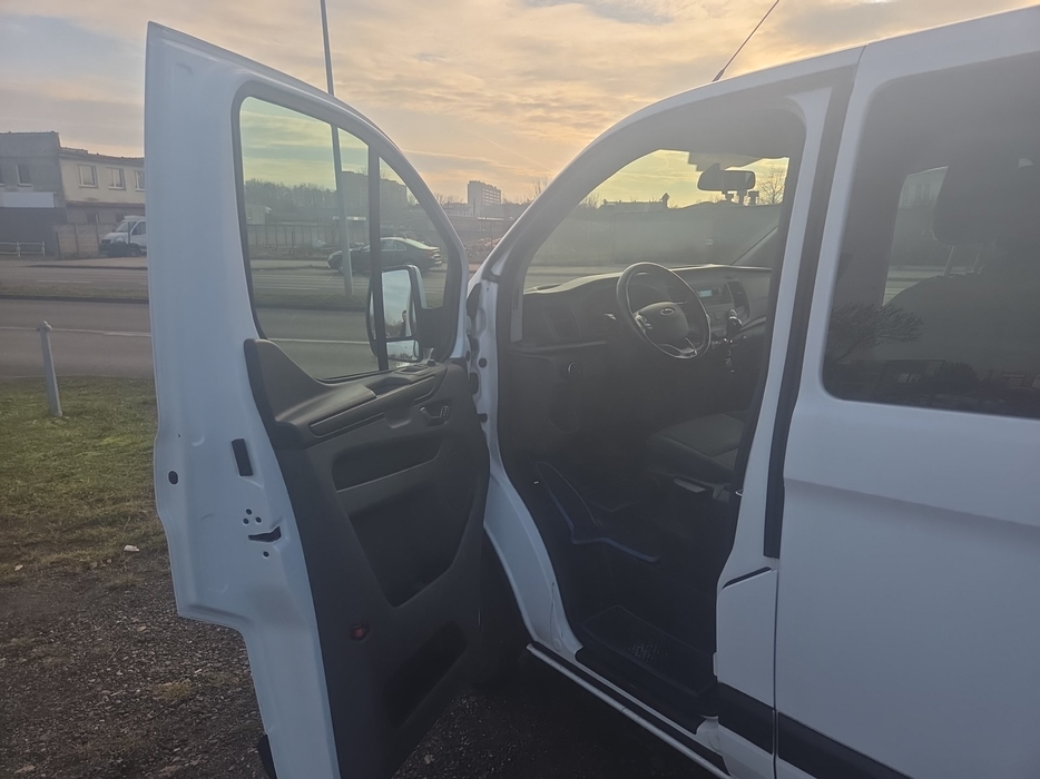 Zdjęcie wnętrza od kierowcy przód