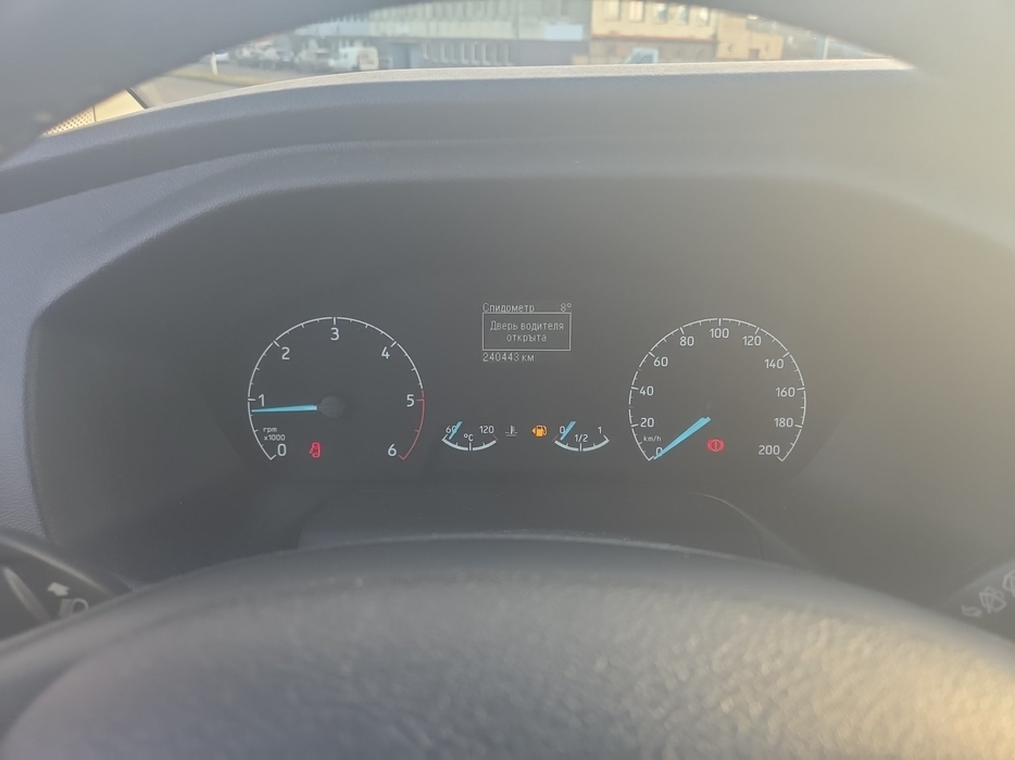 Zdjęcie zegarów i kontrolek po uruchomieniu silnika