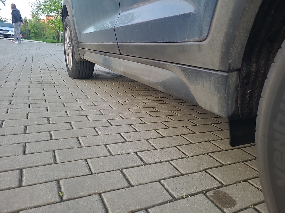 Zdjęcie progu tylnego lewego od dołu po przekątnej