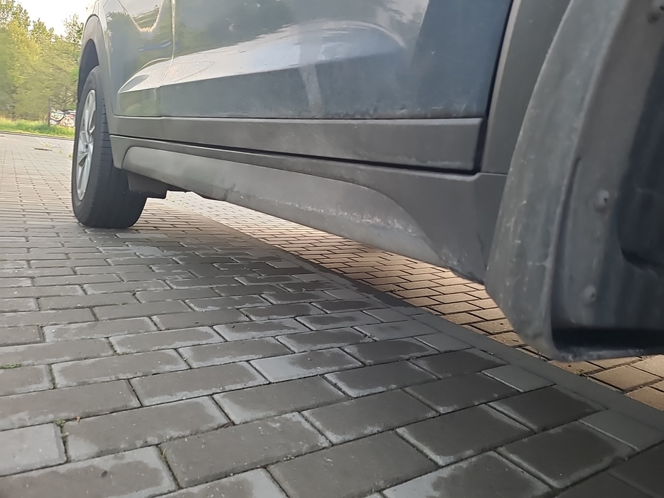 Zdjęcie progu przedniego prawego od dołu po przekątnej